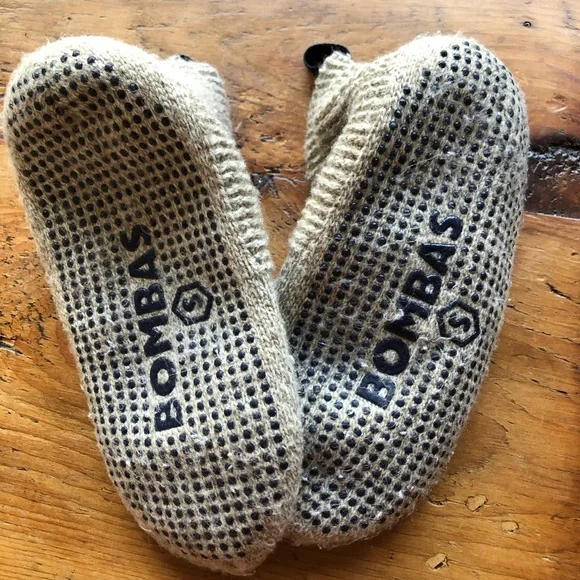 Bombas Beige Gripper Slipper Socks with Navy Pouch - Picture 5 of 5